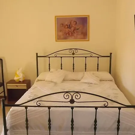 Delfinia בית הארחה 4*